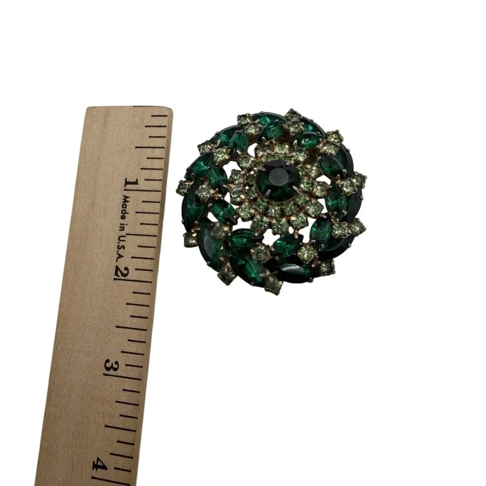 Vintage Green Rhinestone Tiered Brooch Emerald Peridot Gold Tone Wreath Pin 2